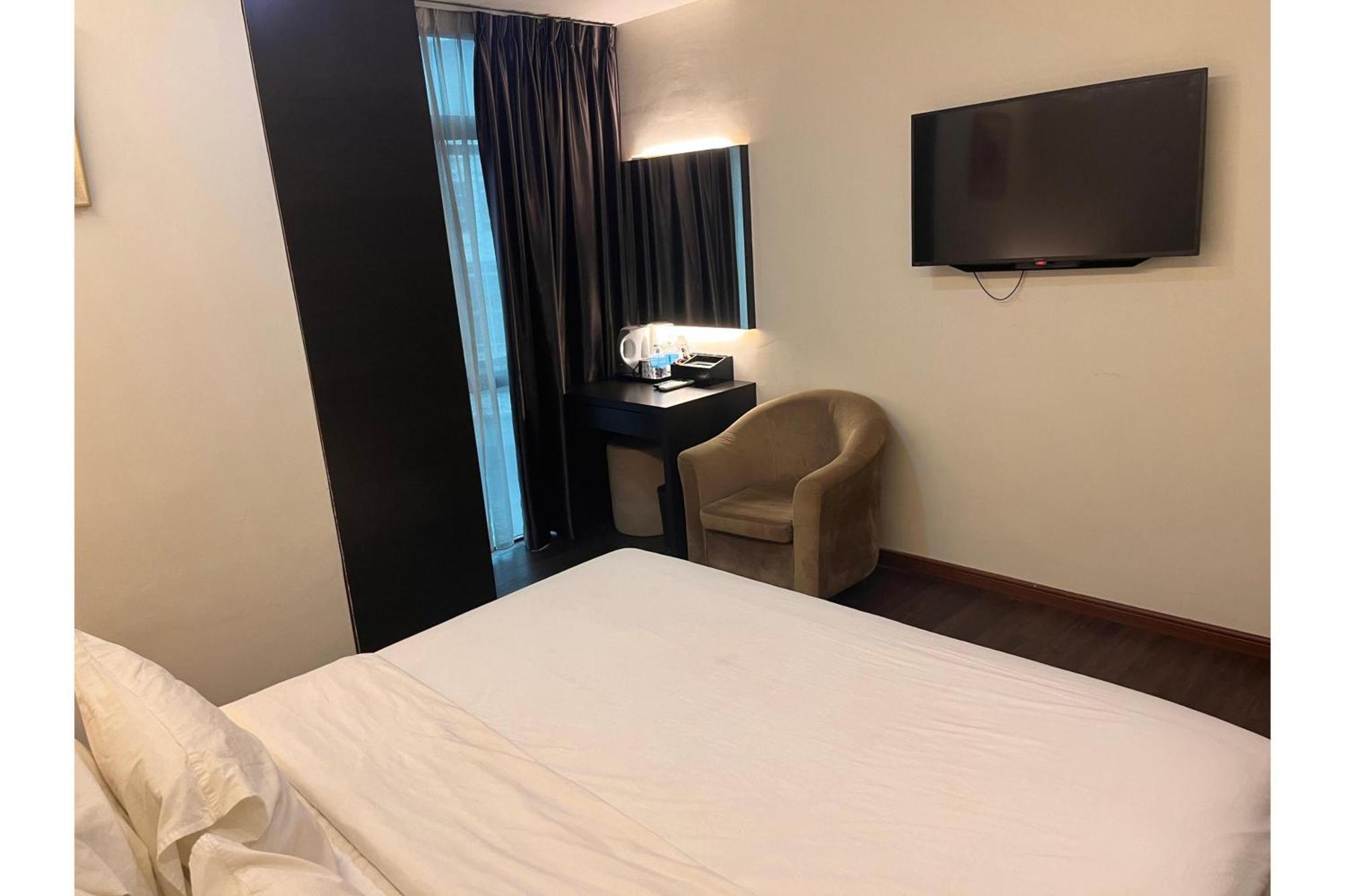 Capital O 91074 Grand World Hotel Джохор-Бару Екстер'єр фото