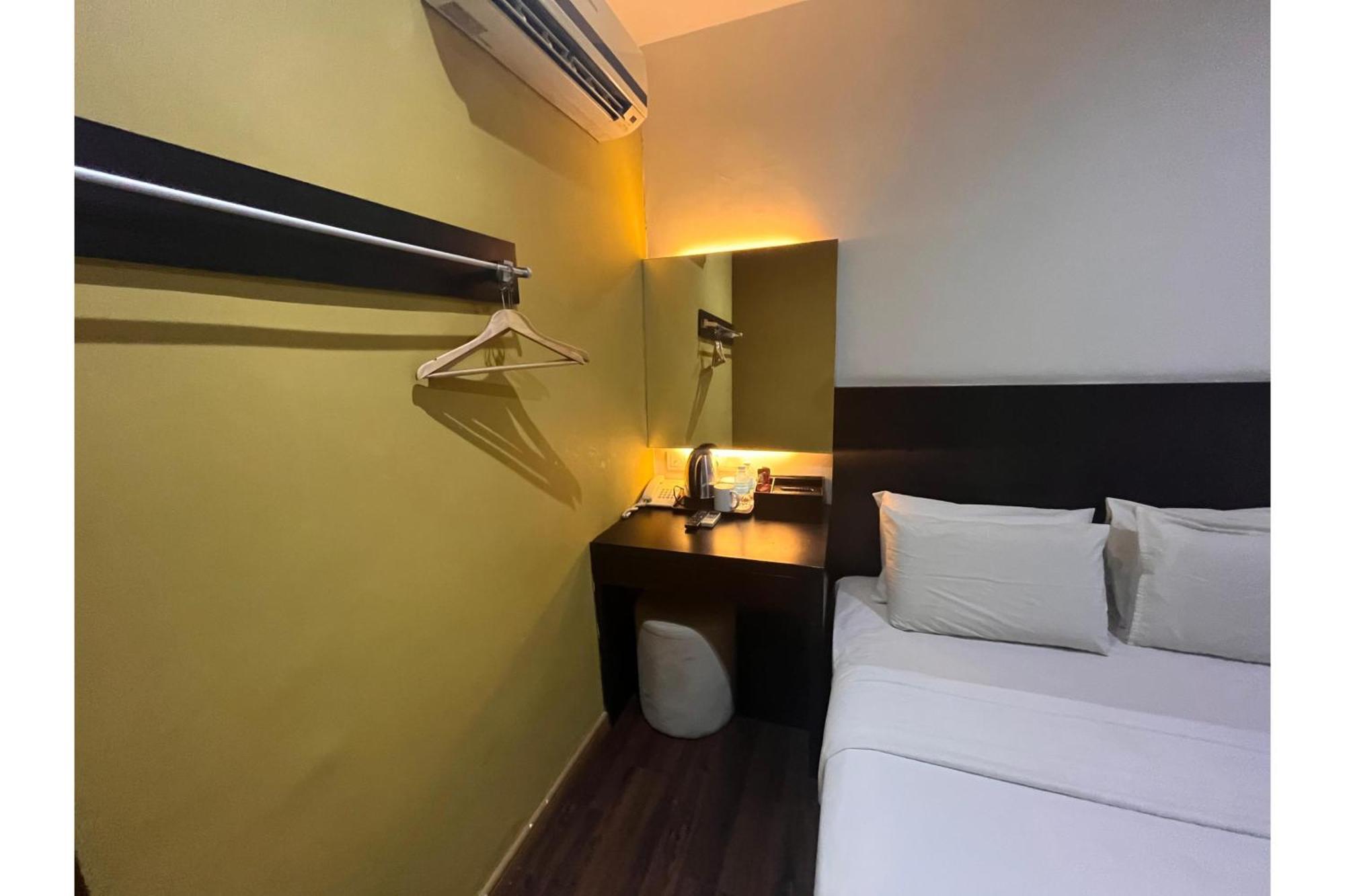 Capital O 91074 Grand World Hotel Джохор-Бару Екстер'єр фото