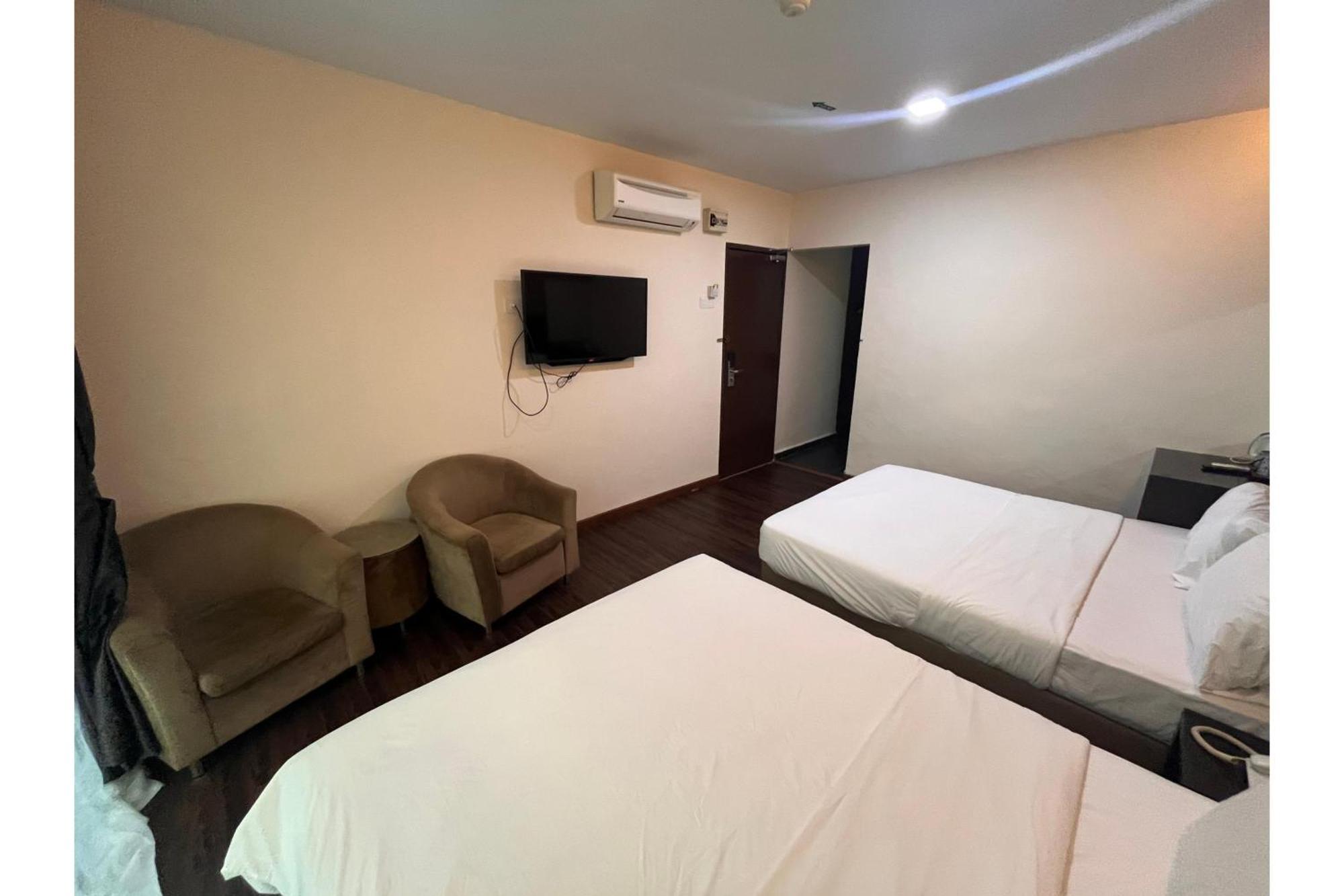 Capital O 91074 Grand World Hotel Джохор-Бару Екстер'єр фото