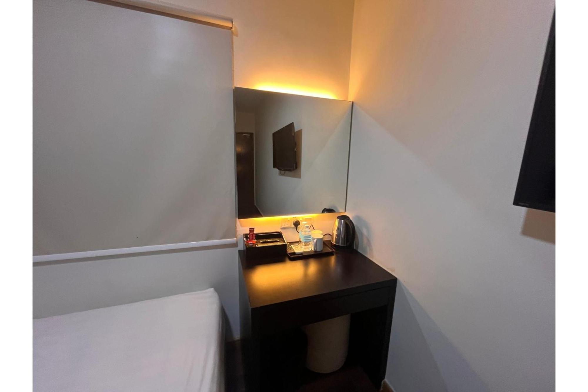Capital O 91074 Grand World Hotel Джохор-Бару Екстер'єр фото