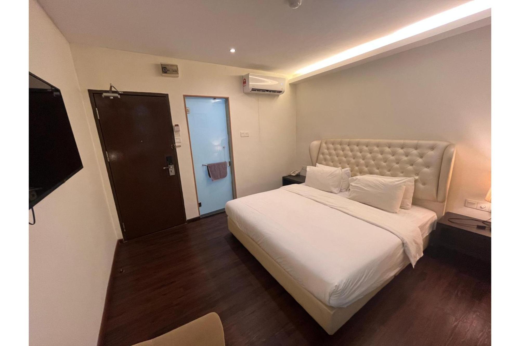 Capital O 91074 Grand World Hotel Джохор-Бару Екстер'єр фото