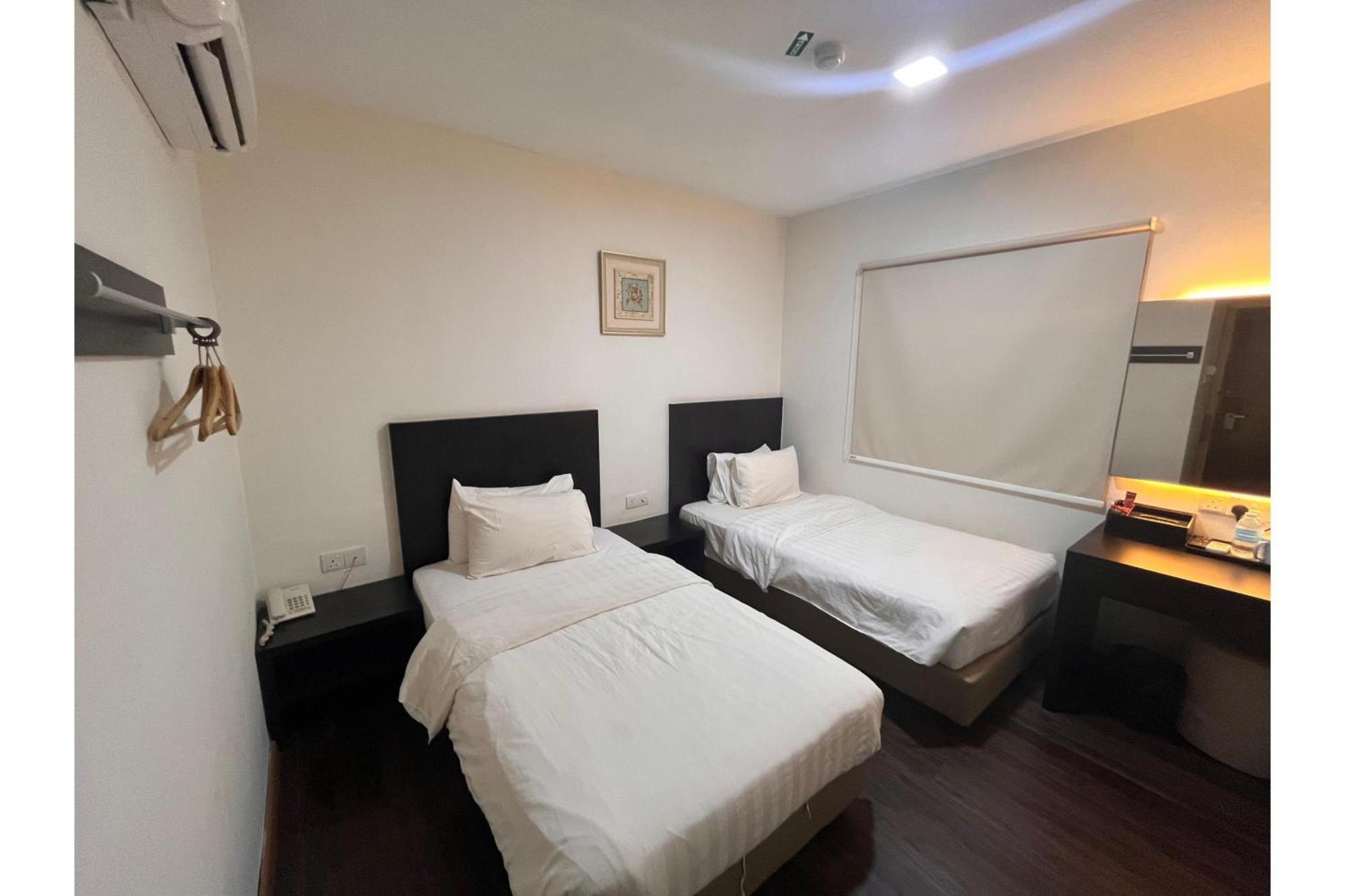 Capital O 91074 Grand World Hotel Джохор-Бару Екстер'єр фото