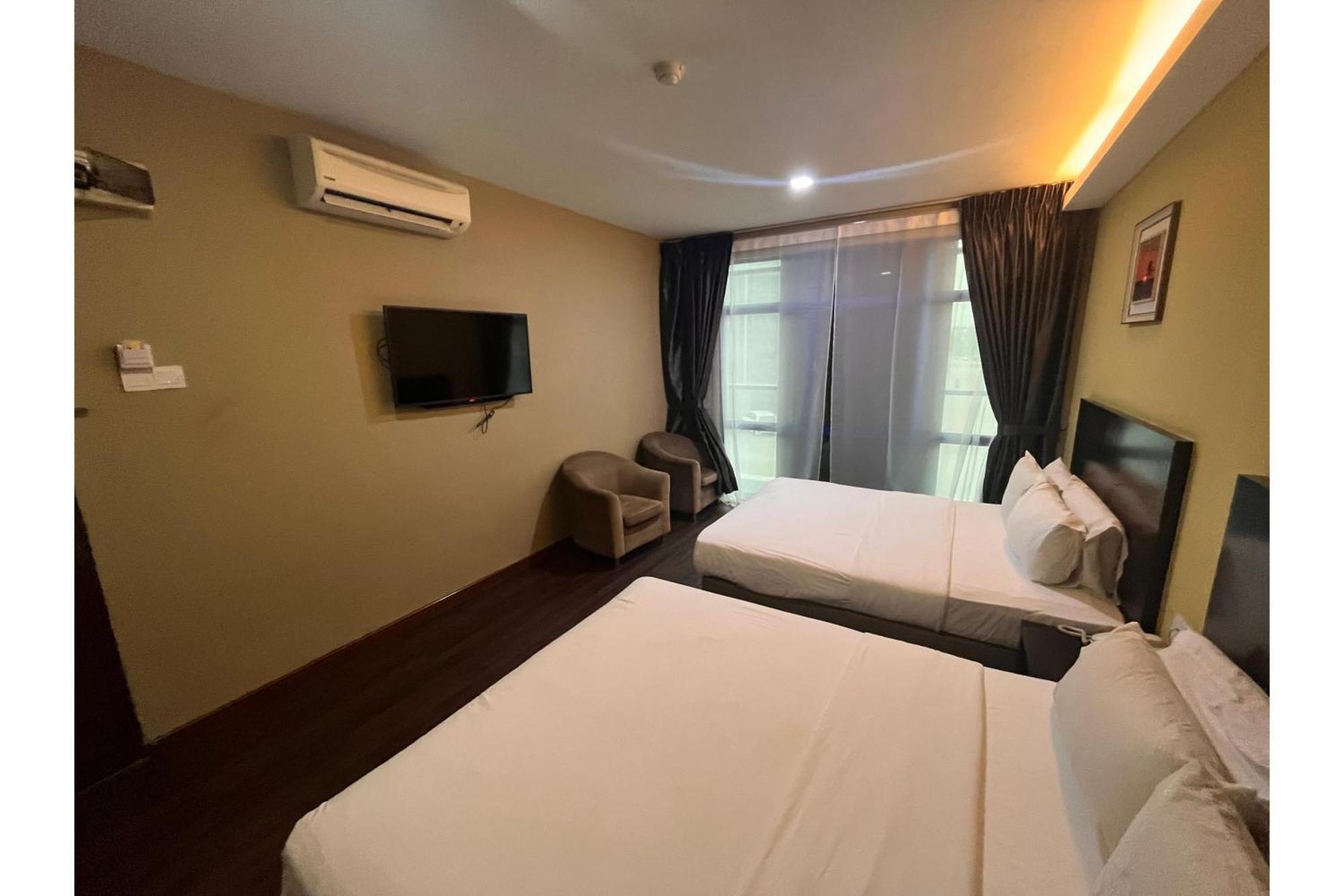 Capital O 91074 Grand World Hotel Джохор-Бару Екстер'єр фото
