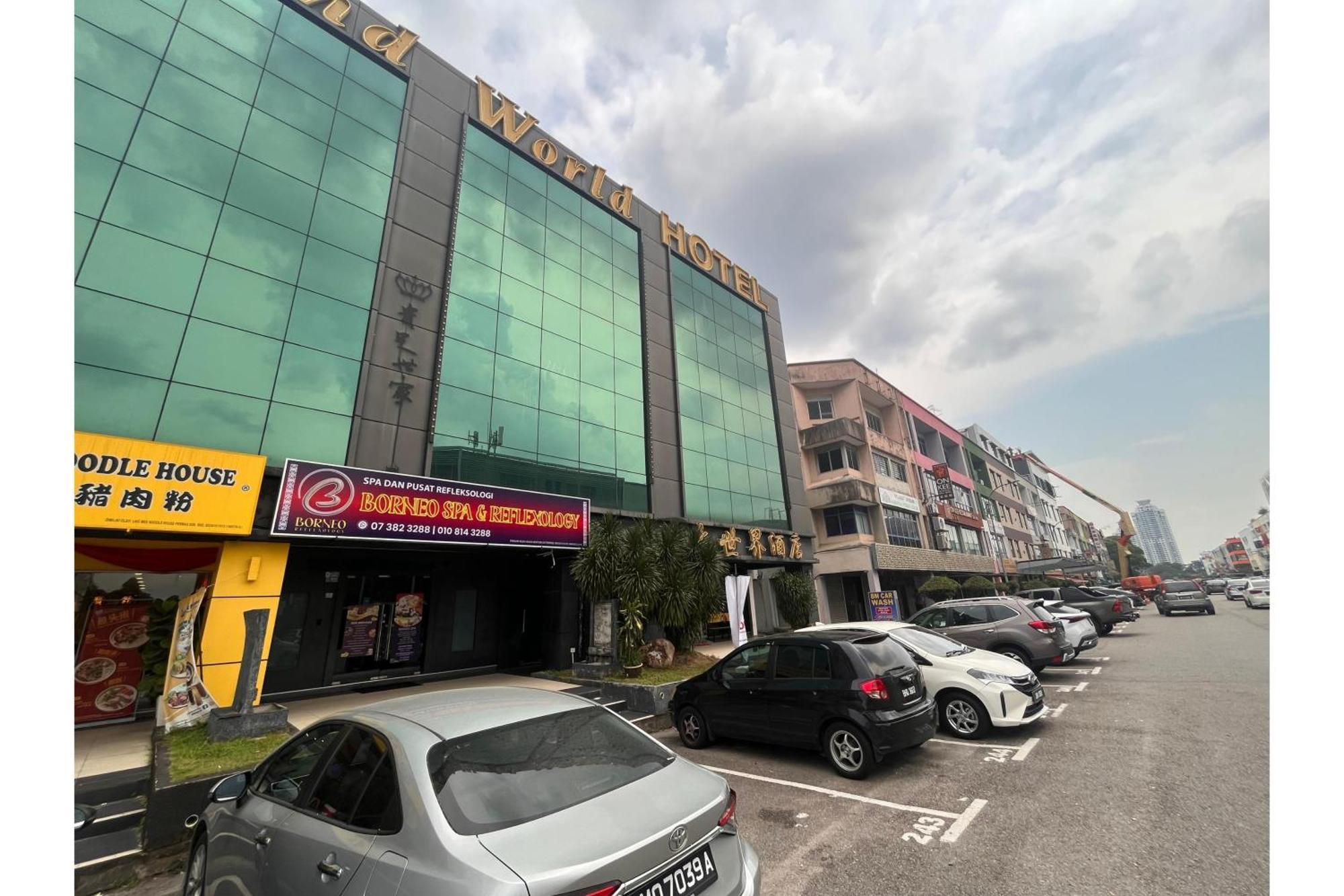 Capital O 91074 Grand World Hotel Джохор-Бару Екстер'єр фото