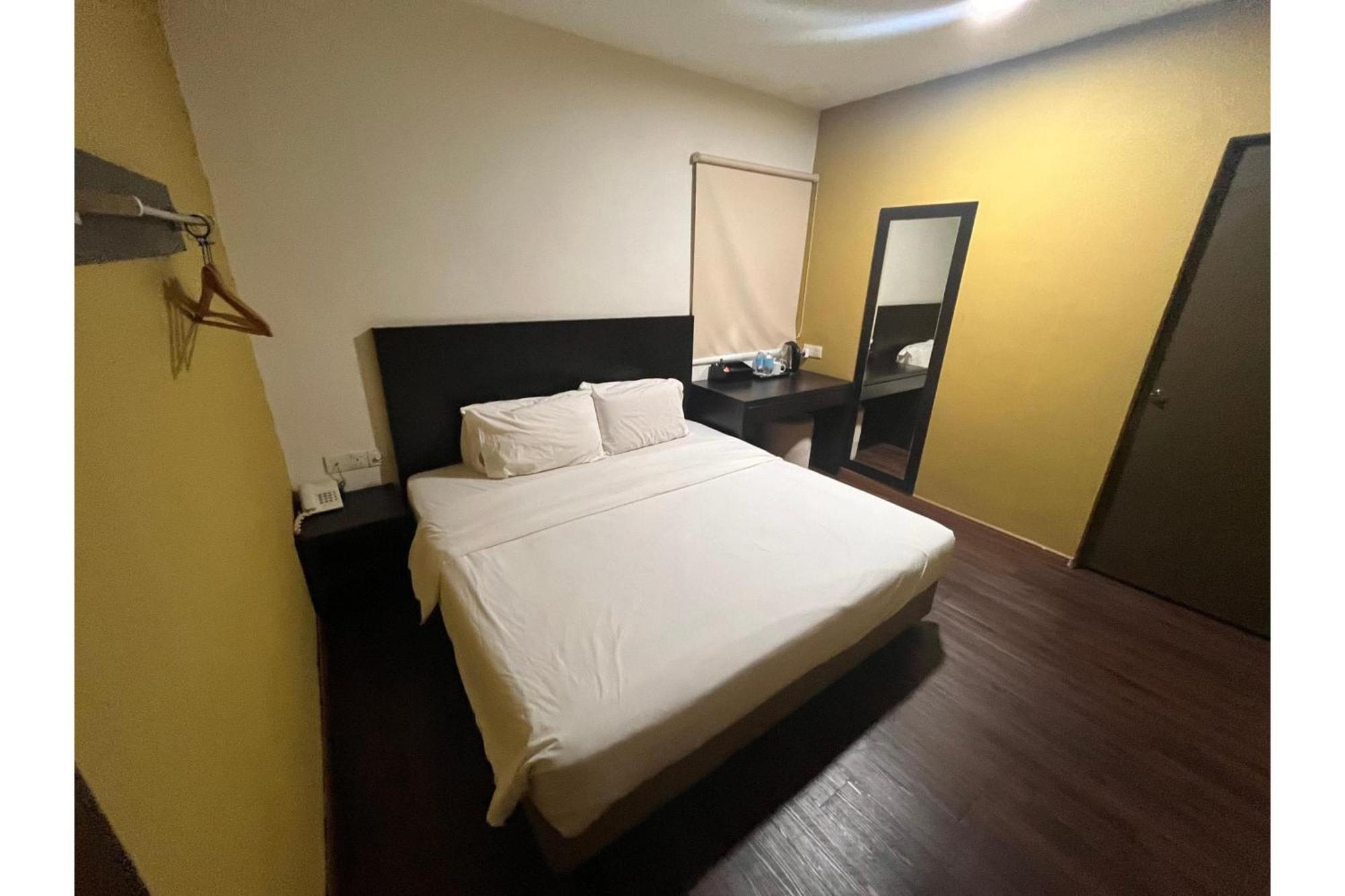 Capital O 91074 Grand World Hotel Джохор-Бару Екстер'єр фото